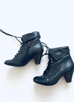 Вінтажні шкіряні ботильйони, шнурівка,ретро, стійкий каблук.tamaris