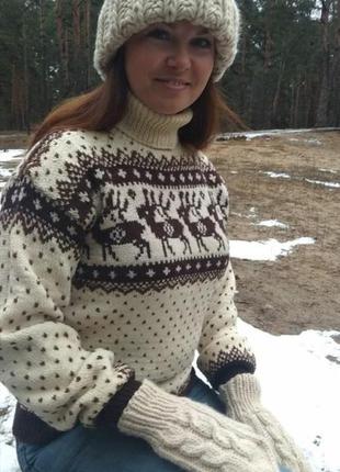 Біла вязана шапка