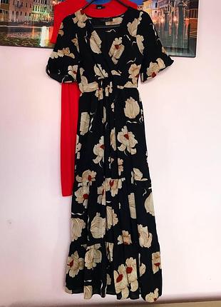 Стильне плаття в квіти з рюшами