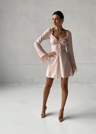 Платье с шнуровкой и перьями