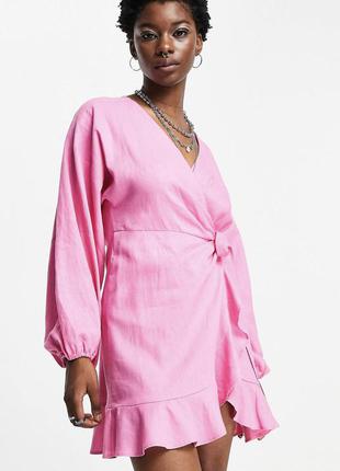 Льняное ярко-розовое платье сарафан мини с запахом и объемными рукавами topshop