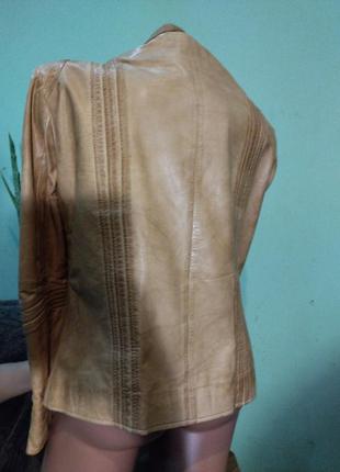 Шикарна шкіряна куртка до світло-коричневого кольору на замку2 фото