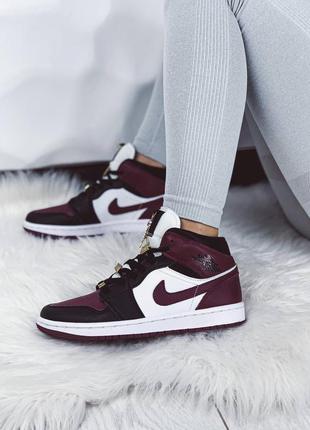 Женские кроссовки nike air jordan 1 чёрные с бордовым9 фото