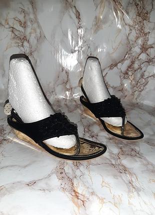 Чёрные босоножки с цветочками и бусинками, с вставками золота, с бантиками