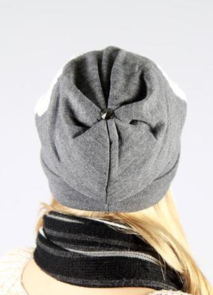 Вязаная шапка с цветами - 2053 серебристо-серый+джинс3 фото