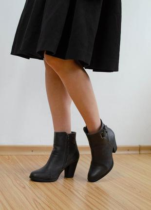 Primark красивые темно серые деми ботинки на блочном каблуке, полу сапоги (23 см)