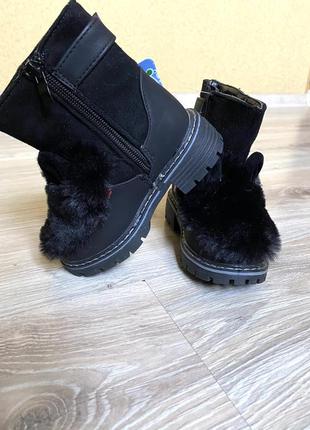 Модні хутряні чобітки з вушками