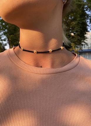 Чокер из бисера с ромашками бисерная нить с ромашками на шею украшение