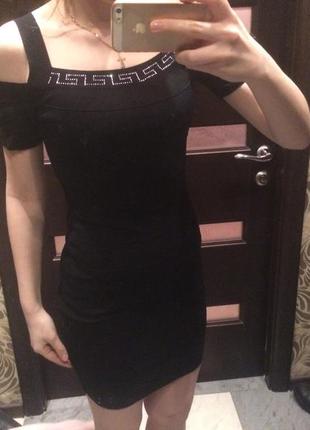 Обтягивающее черное платье