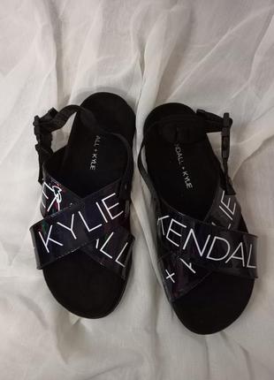 Kendall + kylie женские черные сандалии tial3 фото