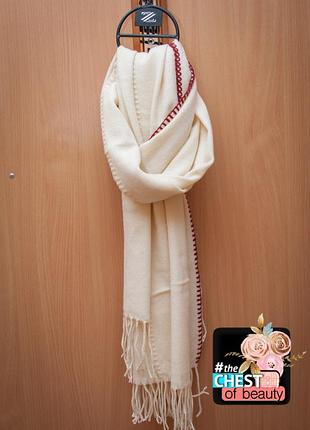 Модный молочный шарф