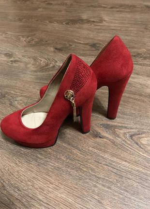 Туфлі на підборах!