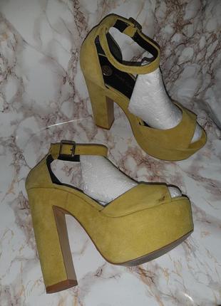 Жёлтые замшевые босоножки с закрытой пяточкой на высоком каблуке и толстой подошве2 фото