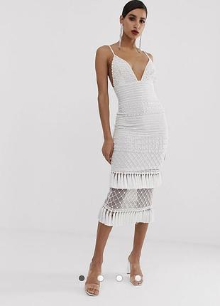 Платье мидакси с декоративной отделкой и кисточками