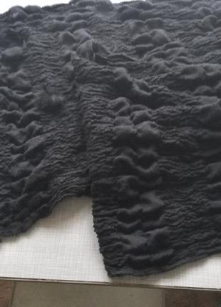 Большая черная шаль-шарф с меховыми помпонами1 фото