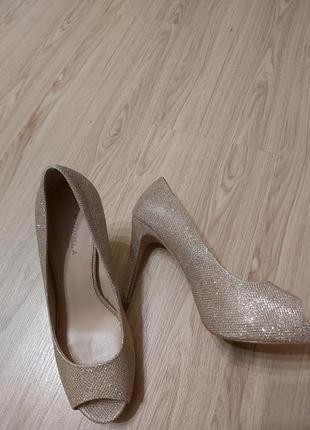 Золотистые туфли с открытым носком,carvela1 фото