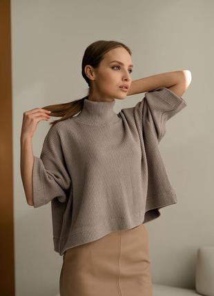 Светр в універсальному бежевому кольорі