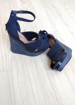 Босоножки на танкетке