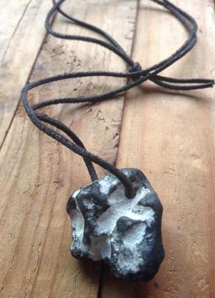 Бусы-шнурок с кулоном