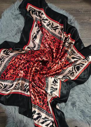 Елегантна атласна леопардова велика в хустках