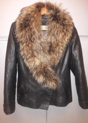 Демисезонная кожаная куртка с меховым воротником1 фото