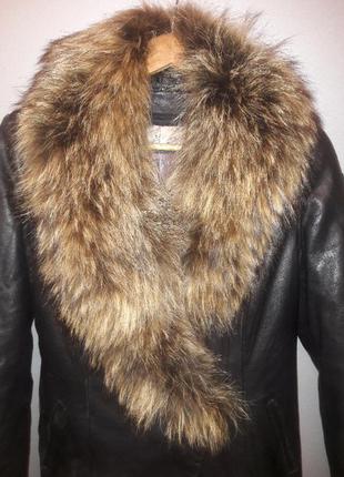 Демисезонная кожаная куртка с меховым воротником2 фото