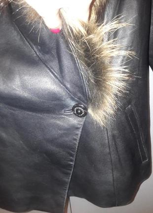 Демисезонная кожаная куртка с меховым воротником4 фото