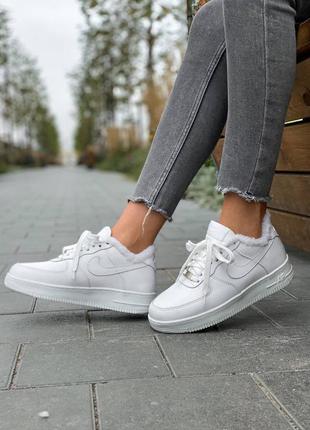 Зимові жіночі кросівки nike air force 1 білі🔥3 фото