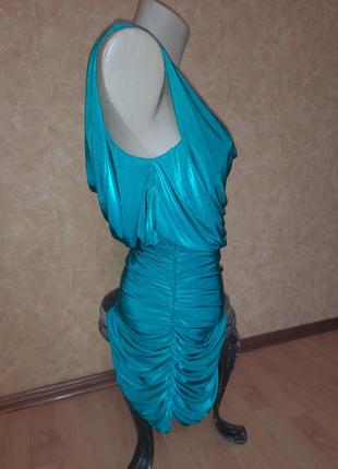 Зеленое вечернее платье в обтяжку с драпировкой.4 фото