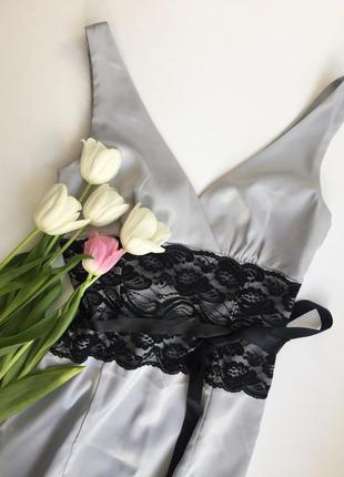 Сіре атласне плаття міді/ з мереживом/ з гіпюром на талії/ глибокий виріз