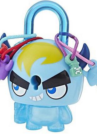 Фигурка-замочек с секретом blue horned monster hasbro lock stars