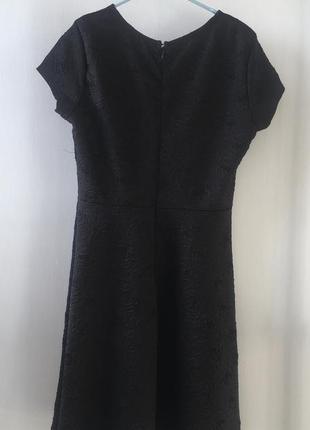 Бозовое черное платье в тисненый цветочек gloria jeans3 фото