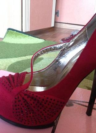 Красные туфли на высоком каблуке размер 382 фото