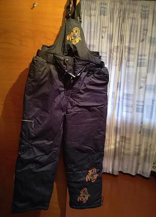 Зимний комбенизон для мальчика 8-10 лет .верх непромокаемая ткань на синтепоне ,цвет черный ,вышивка