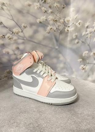 Женские демисезонные кожаные кроссовки серые с розовым nike air jordan 1🆕3 фото