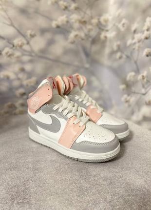 Женские демисезонные кожаные кроссовки серые с розовым nike air jordan 1🆕6 фото