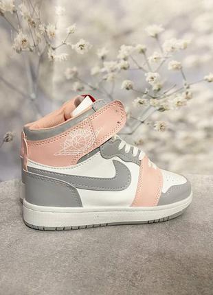 Женские демисезонные кожаные кроссовки серые с розовым nike air jordan 1🆕7 фото