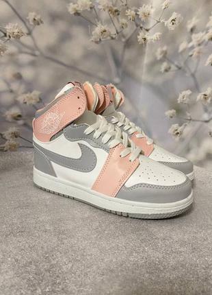 Женские демисезонные кожаные кроссовки серые с розовым nike air jordan 1🆕5 фото