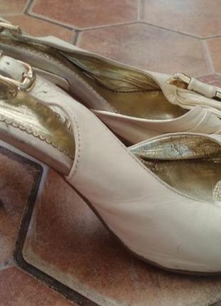 Продам босоніжки