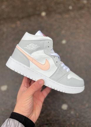 Женские кроссовки nike air jordan 1 retro mid