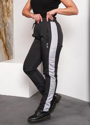 Женские зимние спортивные штаны из плащевки на флисе размеры 46-56 (1537 черные)8 фото
