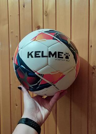 Футбольний м'яч