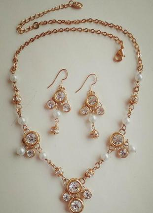 Набор  золотистый, серьги и ожерелья с белыми кристаллами и жемчугом