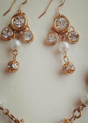 Набір золотистий, сережки та намиста з білими кристалами і перлами2 фото