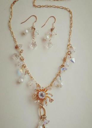 Набор  золотистый, серьги и ожерелья с белыми камушками и жемчугом