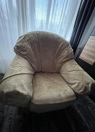 Диван и два кресла, сверху чехлы