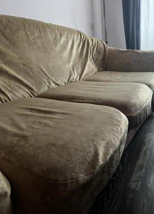 Диван и два кресла, сверху чехлы