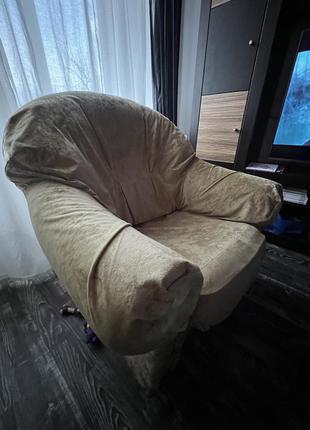Диван и два кресла, сверху чехлы
