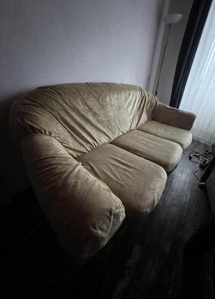 Диван и два кресла, сверху чехлы