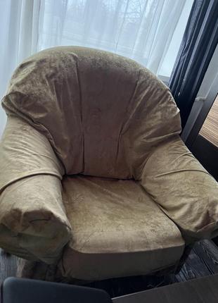 Диван и два кресла, сверху чехлы